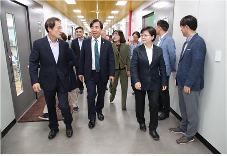 지난 1일 서울 강북구 유현초등학교 모듈러 교사(校舍) 개관식에서 왼쪽부터 조희연 서울시 교육감, 강성영 한신대학교 총장, 이순희 강북구청장이 내빈들과 교실을 둘러보고 있다. 서울 강북구 제공