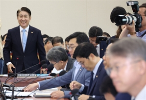 이동관 “가짜뉴스는 국기문란…포털 뉴스 규제사각지대”