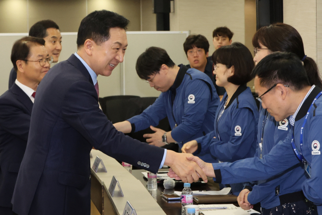 김기현 국민의힘 대표가 4일 서울 중구 서울지방고용노동청에서 근로감독관들과 인사하고 있다. 연합뉴스