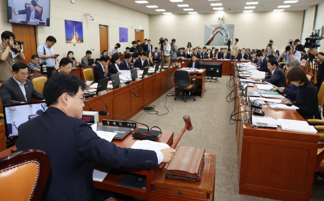 4일 국회에서 열린 과학기술방송통신위원회 전체회의에서 장제원 위원장이 의사봉을 두드리고 있다. 연합뉴스