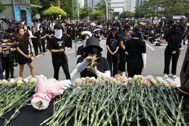 4일 서울 영등포구 국회 앞에서 열린 '서이초 교사 49재 추모' 행사에 참석한 한 교사가 헌화하고 있다. 권욱 기자