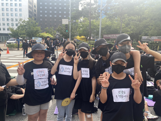 경기도 죽백초등학교의 학생들이 직접 선정한 응원 문구 스티커를 티셔츠에 붙인 채 집회에 참가한 모습.장형임기자