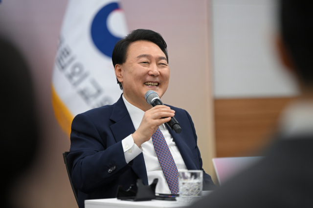 윤석열 대통령이 1일 서울 서초구 국립외교원에서 열린 차세대 외교관과의 대화에서 질의응답을 하고 있다. 사진제공=대통령실