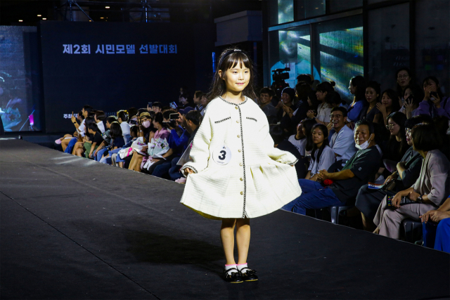 영산대학교와 경남 양산시 등이 함께 한 제2회 YJFF에서 시민모델이 런웨이를 걷고 있다. 사진제공=영산대