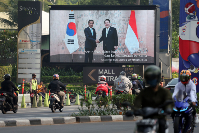 윤석열 대통령의 아세안(ASEAN·동남아시아국가연합) 정상회의 참석과 공식 방문을 맞아 인도네시아 자카르타 현지에서 광고 영상을 상영하고 있다고 대통령실은 밝혔다. 올해 수교 50주년을 맞는 한국과 인도네시아가 기술개발, 경제협력, 문화교류, 인적교류 등 다양한 분야에서 교류와 협력을 통해 함께 성장해왔고, 앞으로 협력을 강화하겠다는 메시지를 담고 있다고 설명했다.