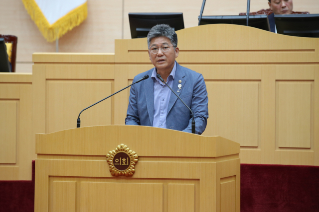 신의준 전남도의원(농수산위원장·완도2)이 5일 전남도의회 제374회 임시회 제1차 본회의에서 ‘수산정책자금 대출 상환유예 추가 연장 촉구 건의안’을 대표 발의하고 있다. 사진 제공=전남도의회