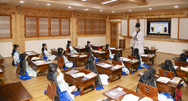 2일 박희영 용산구청장이 용산서당 일일 훈장으로 공수예절에 대한 강의를 했다. 서울 용산구청 제공