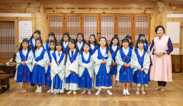 2일 용산서당에 방문한 박희영 용산구청장이 일일 훈장으로 활동하고 아이들과 기념사진을 찍었다. 서울 용산구청 제공