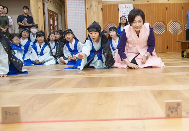 2일 용산서당에서 박희영 구청장과 아이들이 직접 꾸민 비석으로 비석치기 놀이를 하고 있다. 서울 용산구청 제공