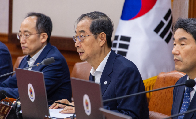 한덕수 국무총리가 5일 오전 정부서울청사에서 열린 국무회의에 참석해 국무회의 안건을 설명하고 있다. 연합뉴스