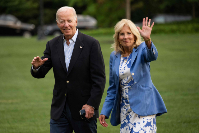 (FILES) US President Joe Biden and First Lady Jill Biden walk to the White House upon arrival on the South Lawn in Washington, DC, August 26, 2023, following a week long vacation in Lake Tahoe, Nevada. The First Lady\'s communications director, Elizabeth Alexander, issued a statement on September 4 announcing that First Lady Jill Biden had tested positive for Covid-19. She is currently experiencing only mild symptoms (Photo by SAUL LOEB / AFP)