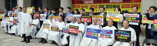 전북도의원들이 5일 오후 전주시 완산구 전북도의회 앞에서 새만금 사회간접자본(SOC) 예산 삭감에 항의하며 삭발하고 있다. 전주=연합뉴스