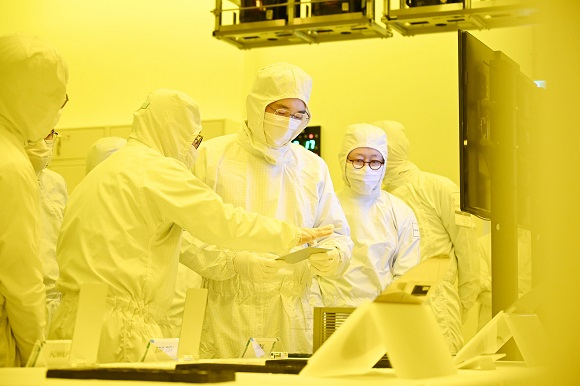 이재용(왼쪽 세 번째) 삼성전자 회장이 회사의 고급 패키징 라인이 설치돼 있는 천안 사업장에서 최신 패키징 기술 현황을 점검하고 있다. 사진 제공=삼성전자
