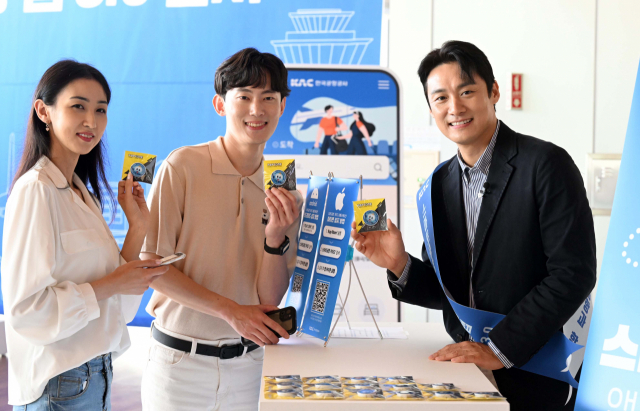 5일 오전 서울 강서구 김포공항 국내선 청사에서 열린 '스마트공항 앱 3.0 출시행사'에서 앱 일일 홍보대사로 나선 오상진 아나운서가 앱 설치 및 이용방법을 안내하며 굿즈를 나눠주고 있다.이 앱은 전국 14개 공항의 실시간 항공기 운항 현황과 공항 예약 서비스 제공 등을 한다. 권욱 기자 2023.09.05