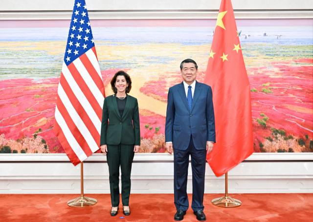 지나 러몬도(왼쪽) 미국 상무장관이 지난달 29일 베이징에서 허리펑 중국 부총리와 회담을 앞두고 사진 촬영을 하고 있다. 연합뉴스