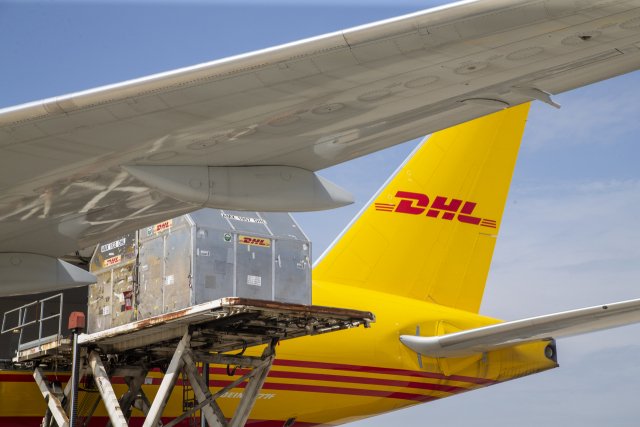 DHL 항공기에서 운반한 물건을 하역하고 있다. 사진 제공=DHL코리아