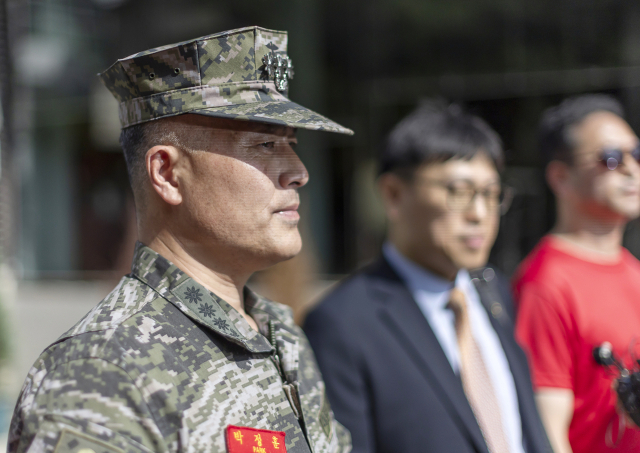 채 모 상병 순직 사건을 수사하다 해임된 박정훈 전 해병대 수사단장(대령)이 5일 오전 항명 혐의에 대한 조사를 받기 위해 용산구 국방부 군 검찰에 출석하며 취재진 질문을 듣고 있다. 연합뉴스