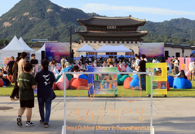 무더위로 휴장한 광화문 책마당이 2일 재개됐다. 이날 오후 시민들이 서울 종로구 광화문광장에서 독서를 즐기고 있다. 연합뉴스