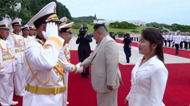 김정은, 해군에 ‘전략핵’ 실전배치?…한미일 군사협력 맞서 힘 과시[이현호 기자의 밀리터리!톡]