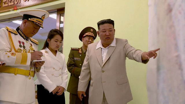 김정은 북한 국무위원장이 딸 주애와 함께 지난달 27일 북한 해군절(8.28)을 맞아 해군사령부 작전지휘소를 모자이크 처리된 한반도 지도를 손으로 가리키고 있다. 조선중앙TV·연합뉴스