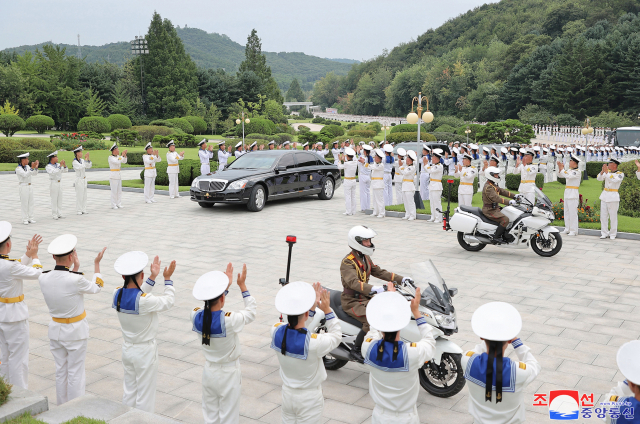 김정은 북한 국무위원장이 딸 주애와 함께 지난달 27일 북한의 해군절(8.28일)을 맞아 해군사령부를 방문하자 장병들이 환호하면 박수를 치고 있다. 조선중앙통신·연합뉴스