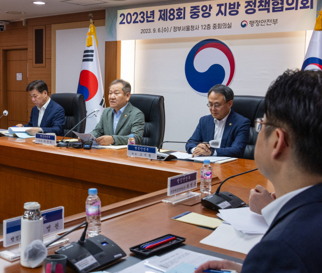 이상민 행정안전부 장관이 6일 오후 서울 종로구 정부서울청사에서 열린 2023년 제8회 중앙·지방 정책협의회에 참석해 전국 시도 관계자들에게 인사말을 하고 있다. /연합뉴스