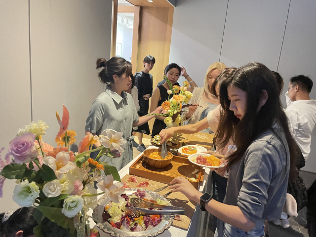 5일 밤 서울 용산구 한남동에 위치한 리만머핀에서 ‘아트 나이트’ 이벤트 참가자들이 갤러리가 준비한 다과를 즐기고 있다. 사진=서지혜 기자