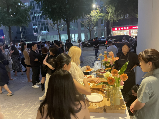 5일 밤 서울 용산구 한남동에 위치한 리만머핀에서 ‘아트 나이트’ 이벤트 참가자들이 갤러리가 준비한 다과를 즐기고 있다. 사진=서지혜 기자