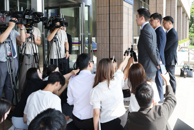 로톡 관계자들이 6일 정부과천청사 법무부에서 열리는 '로톡' 가입 변호사 징계위 2차 심의에 출석하기에 앞서 취재진에게 입장을 밝히고 있다. 연합뉴스