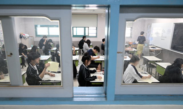 2024학년도 대학수학능력시험 9월 모의평가가 치러진 6일 서울 송파구 방산고등학교에서 수험생들이 시험을 준비하고 있다. 사진공동취재단