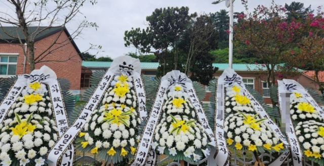 군산 한 초등학교 앞에 놓인 근조화환. 연합뉴스