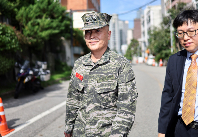 순직 사건을 수사하다 해임된 박정훈 전 해병대 수사단장(대령)이 지난 5일 오전 항명 혐의에 대한 조사를 받기 위해 용산구 국방부 군 검찰에 출석하고 있다. 연합뉴스