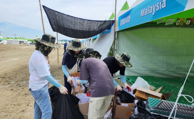 지난달 9일 전북 부안군 새만금 세계스카우트 잼버리 행사장에서 공무원들이쓰레기를 치우고 있다. 사진제공=전북도