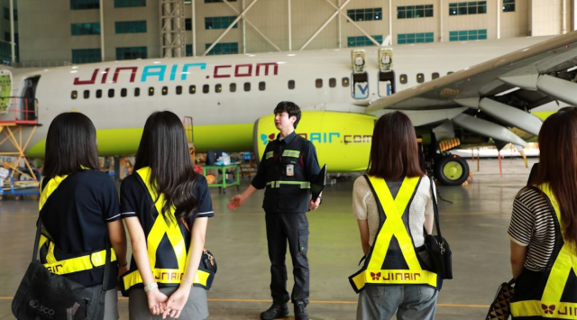 진에어는 지난 6일 김포공항 등에서 인천 지역의 항공 꿈나무 청소년들을 위한 진로체험 프로그램을 진행했다./ 사진제공=진에어
