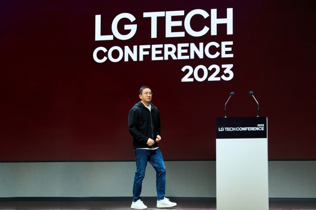 구광모 LG그룹 회장이 지난 3월 열린 ‘LG 테크콘퍼런스 2023'에서 참석자들에게 LG그룹의 비전을 설명하고 있다. 사진제공=LG그룹