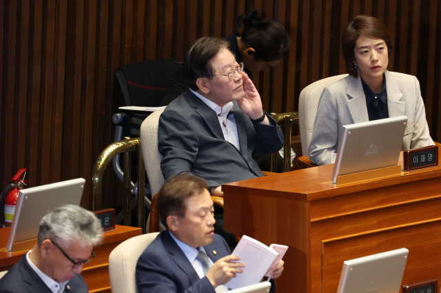 이재명 더불어민주당 대표가 6일 국회에서 열린 본회의 대정부질문에 참석해 고민정 의원과 대화하고 있다. 연합뉴스