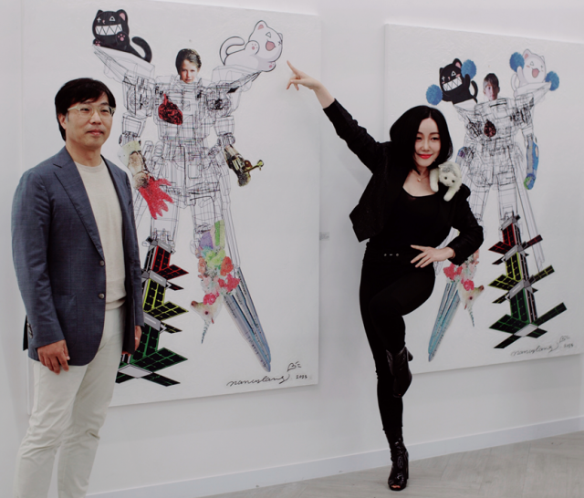 팝아티스트 낸시 랭(오른쪽)과 오현웅 한국항공대 교수가 ‘2023 낸시 랭 개인전 버블코코 스페이스아트전’에서 포즈를 취하고 있다. 사진 제공=아트버디갤러리