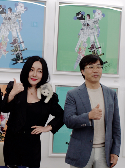 팝아티스트 낸시 랭(왼쪽)과 오현웅 한국항공대 교수가 ‘2023 낸시 랭 개인전 버블코코 스페이스아트전’에서 포즈를 취하고 있다. 사진 제공=아트버디갤러리