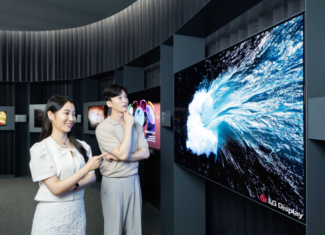 LG디스플레이 모델이 지난달 서울 강남구 코엑스에서 열린 ‘K디스플레이 2023’에서 메타 테크놀로지 기술을 적용한 LG디스플레이의 3세대 OLED TV 패널을 살펴보고 있다. 사진 제공=LG디스플레이