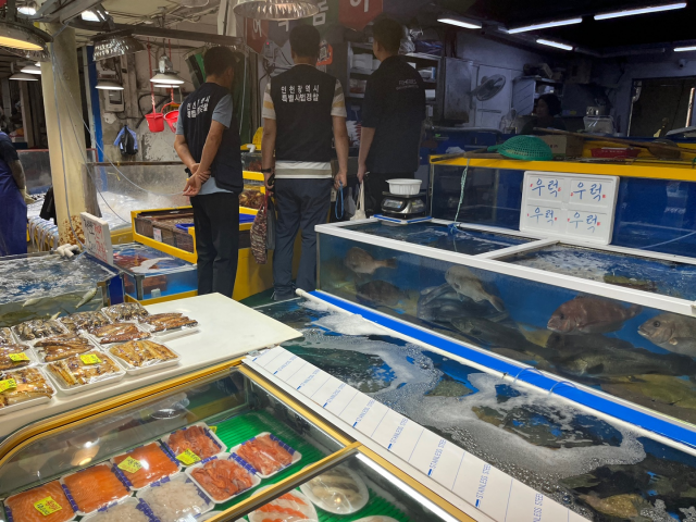 일본산 수산물 판매업체 원산지 표시 특별단속 장면. 사진제공=인천시