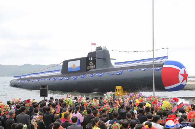 북한이 8일 수중에서 핵 공격이 가능한 전술핵공격잠수함을 건조했다고 밝혔다. 연합뉴스