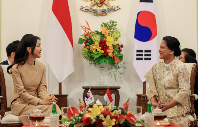 김건희 여사가 8일(현지시간) 자카르타 대통령궁에서 조코 위도도 인도네시아 대통령의 부인 이리아나 여사와 환담을 나누고 있다. 연합뉴스