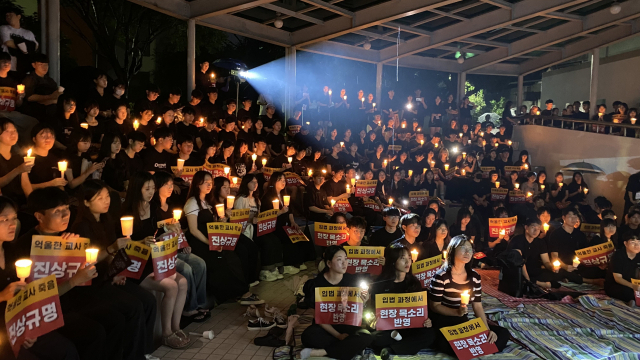 서울 서이초등학교 교사의 49재 추모일인 4일 오후 광주 북구 광주교육대학교에서 학생들이 촛불 집회를 열고 있다. 연합뉴스