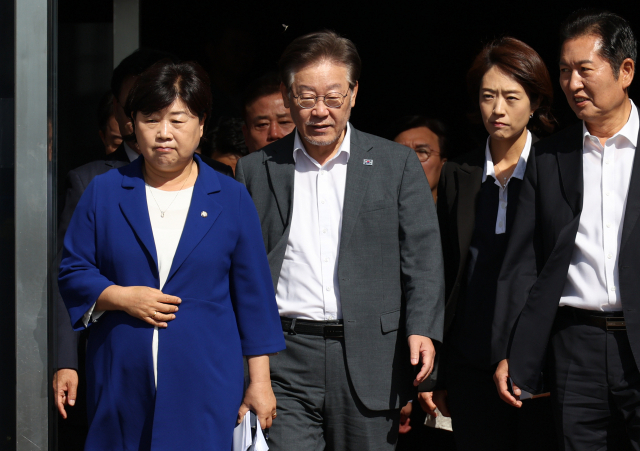 이재명 더불어민주당 대표가 8일 국회 천막농성장에서 열리는 최고위원회의에 입장하고 있다. 연합뉴스