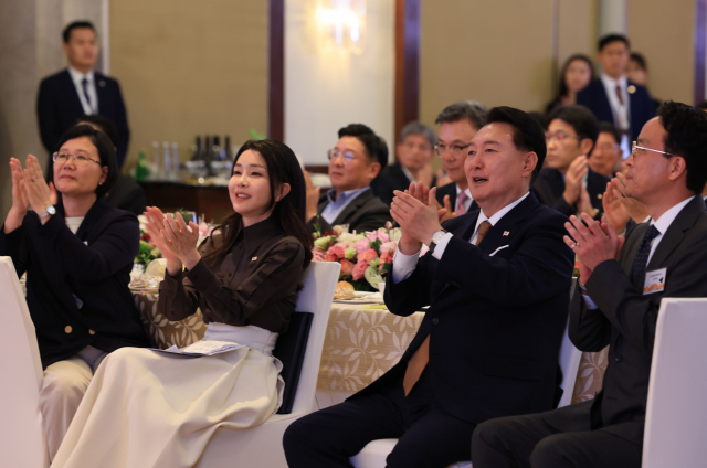 윤석열 대통령과 김건희 여사가 8일(현지시간) 뉴델리 한 호텔에서 열린 인도 동포 초청 만찬 간담회에서 주인도한국문화원 사물놀이팀의 문화공연을 관람하며 박수를 치고 있다. 연합뉴스