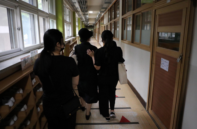 '공교육 멈춤(정상화)의 날'인 4일 서울 서초구 서이초등학교에서 엄수된 49제 추모제에 참석한 고인의 지인들이 고인이 담임으로 재직했던 1학년 교실을 찾아 애도하고 있다. 오승현 기자