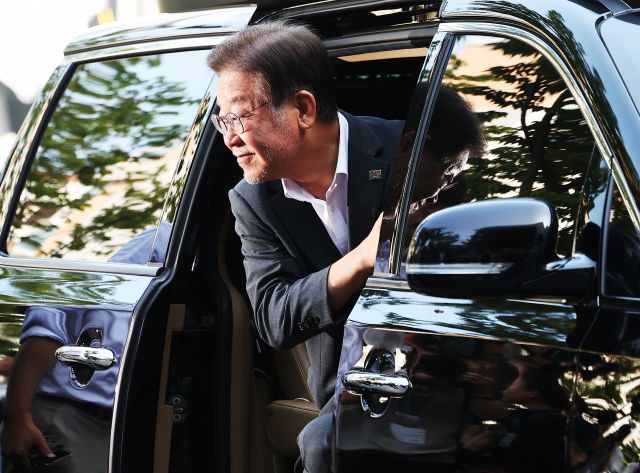 더불어민주당 이재명 대표가 \'쌍방울 그룹 대북 송금\' 의혹 관련 피의자 신분으로 조사를 받기 위해 9일 오전 경기도 수원시 영통구 수원지방검찰청으로 출석하고 있다. 연합뉴스