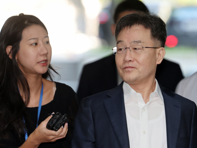 화천대유자산관리 대주주 김만배 씨가 8일 오전 '대장동 일당'의 이해충돌방지법 위반 혐의 공판준비기일에 출석하기 위해 서울 서초구 서울중앙지법으로 들어가고 있다. 연합뉴스