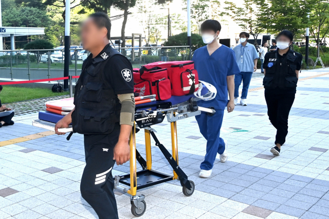 이재명 더불어민주당 대표가 '쌍방울 그룹 대북 송금' 의혹 관련 피의자 신분으로 조사를 받기 위해 검찰에 출석하는 9일 오전 경기도 수원시 영통구 수원지방검찰청으로 의료진과 들것이 들어가고 있다. 검찰은 이 대표의 건강 상태를 고려해 의료진과 구급차를 배치했다. /연합뉴스