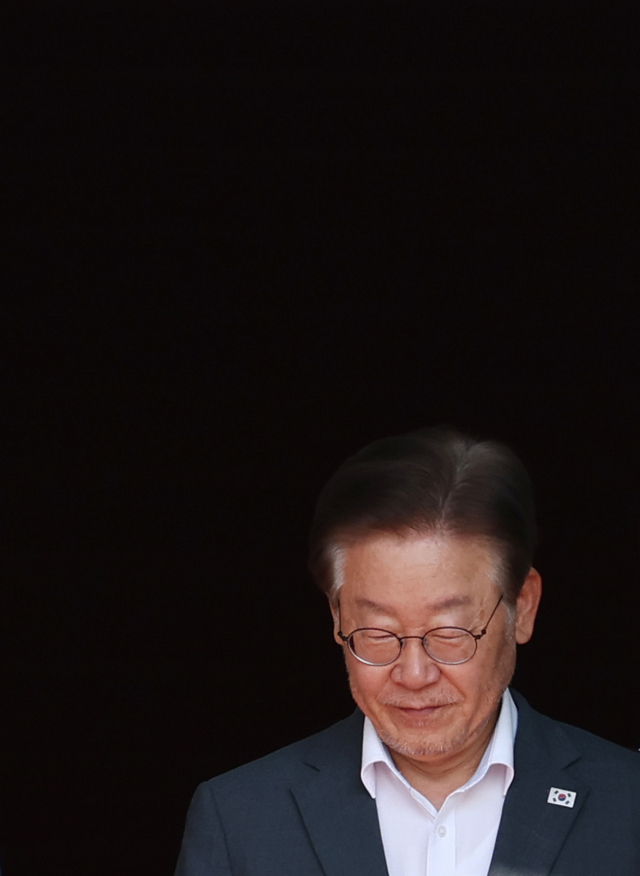 이재명 더불어민주당 대표가 9일 오전 쌍방울 그룹의 대북송금 의혹 관련 조사를 받기 위해 여의도 국회를 나와 수원지검으로 향하고 있다. 연합뉴스